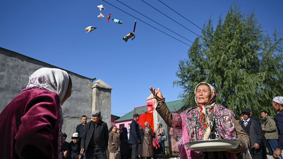 Xinjiang: Verfolgung, Überwachung, Zwangsassimilation – wie China sein Überwachungsmodell an andere Autokratien exportiert