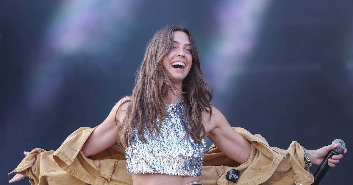 Während andere Halloween feiern: Schlagerstar Vanessa Mai rekelt sich im knappen Bikini am Strand