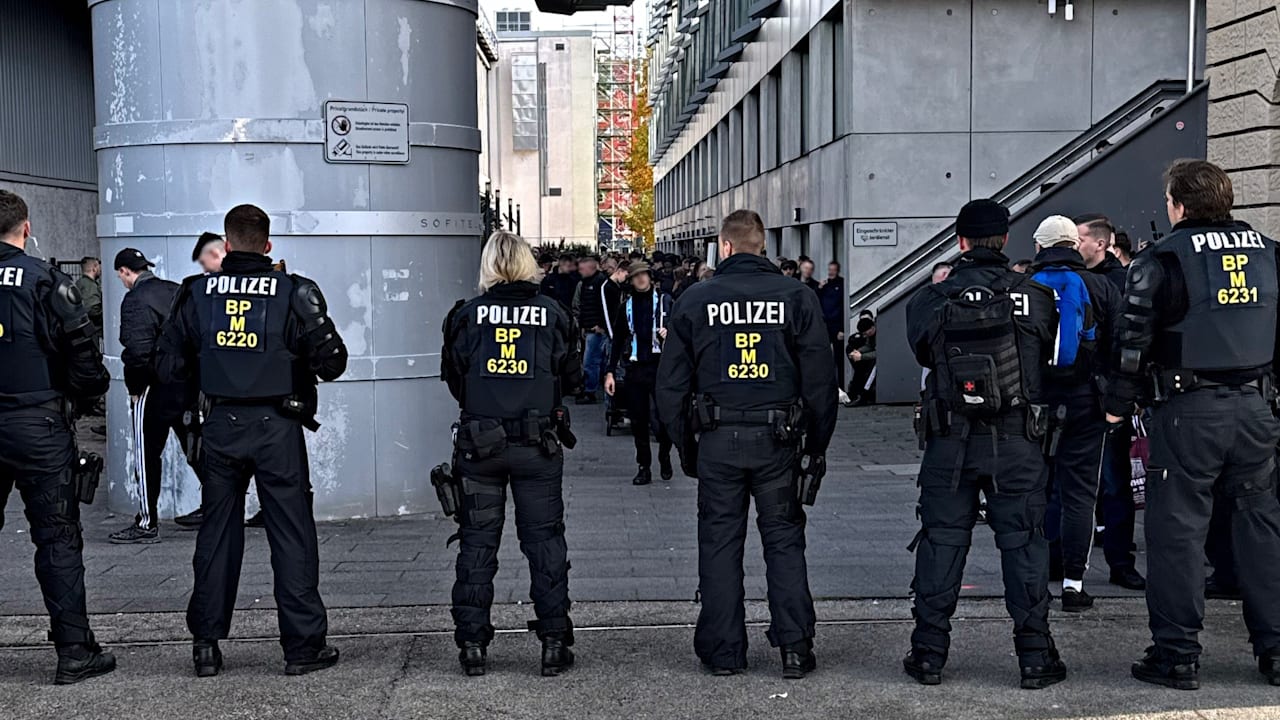 auf-dem-weg-nach-muenchen-100-fussball-fans-beim-schwarzfahren-erwischt.jpg Auf dem Weg nach München: 100 Fußball-Fans beim Schwarzfahren erwischt