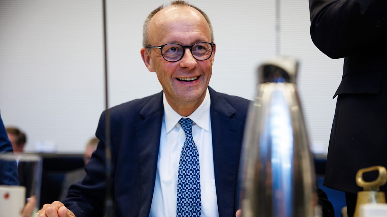 In Unions-Fraktionssitzung: Merz zeigt Schock-Grafik über Deutschland