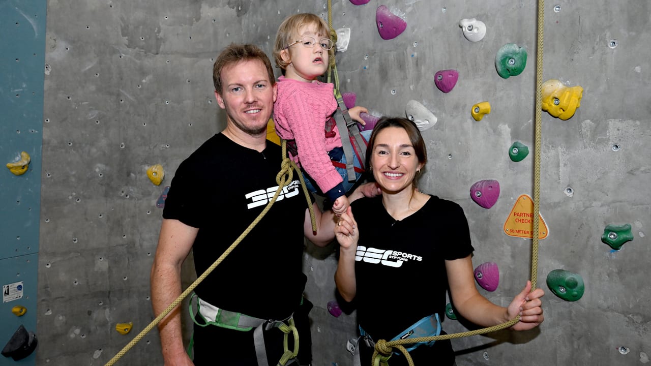 Nationalmannschaft: Nagelsmann und Lena klettern mit Norah (6)