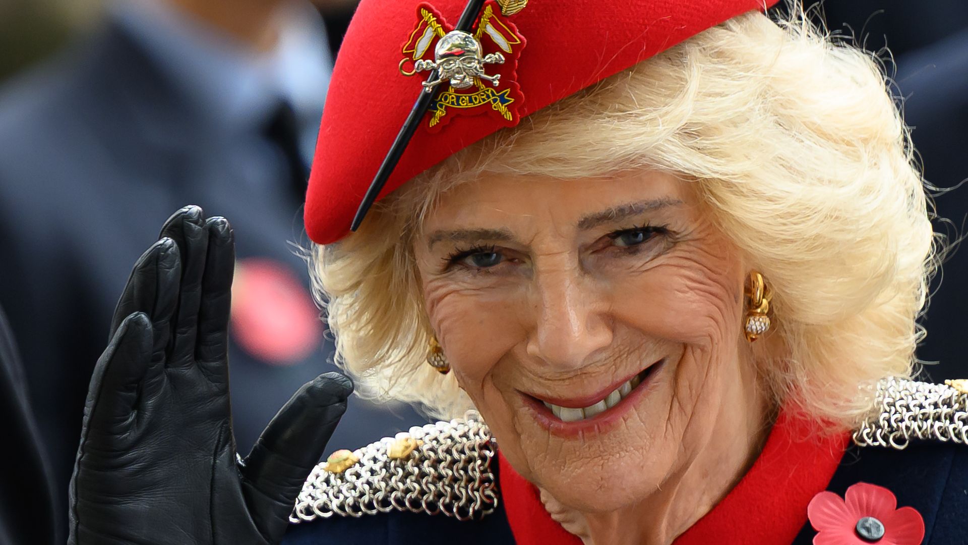 koenigin-camilla-traegt-queen-elizabeths-totenkopf-brosche.jpg Königin Camilla trägt Queen Elizabeths Totenkopf-Brosche