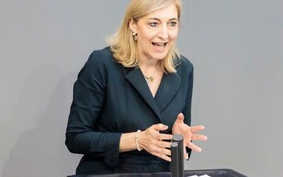 Krankenkassen: Gesundheitsministerin Nina Warken will Zusatzbeitrag bei 2,9 Prozent halten