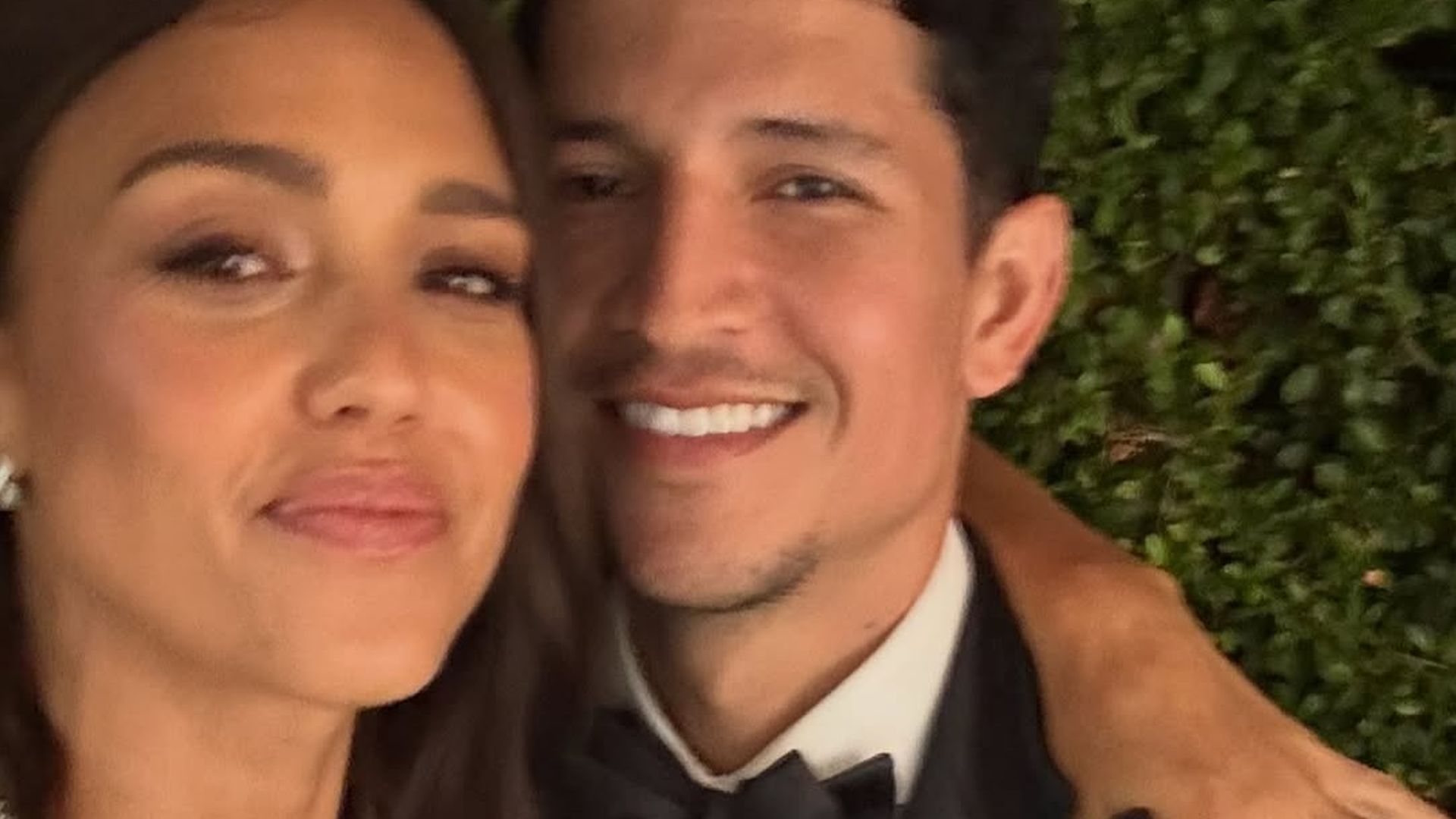 Mit Jessica Alba: Danny Ramirez teilt süßes Selfie vom Event