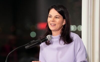 In Kleid und High Heels: Annalena Baerbock lässt im eleganten Wow-Look Kinnladen nach unten fallen