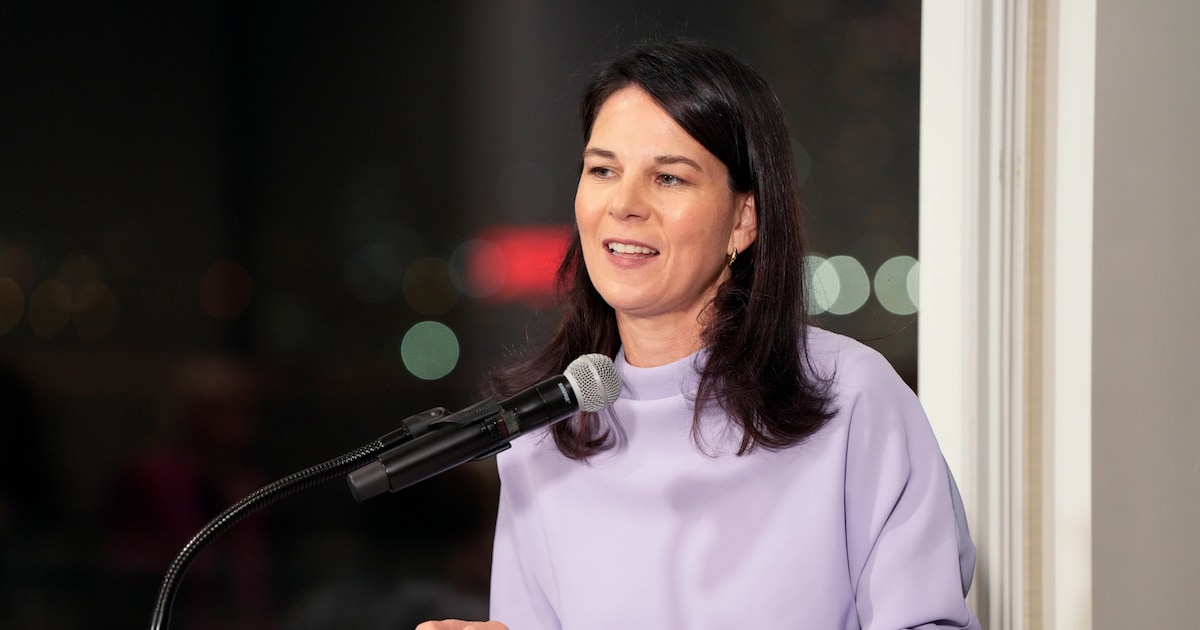 In Kleid und High Heels: Annalena Baerbock lässt im eleganten Wow-Look Kinnladen nach unten fallen