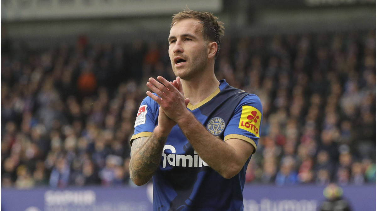 holstein-kiel-bindet-marco-komenda-nur-timon-weiner-laenger-im-verein.jpg Holstein Kiel bindet Marco Komenda – Nur Timon Weiner länger im Verein