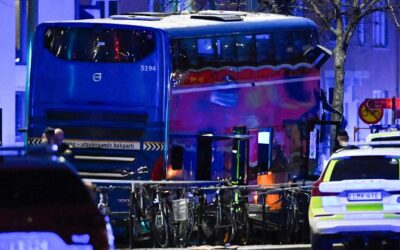 Bus rast in Haltestelle! Mehrere Tote und Verletzte in Stockholm