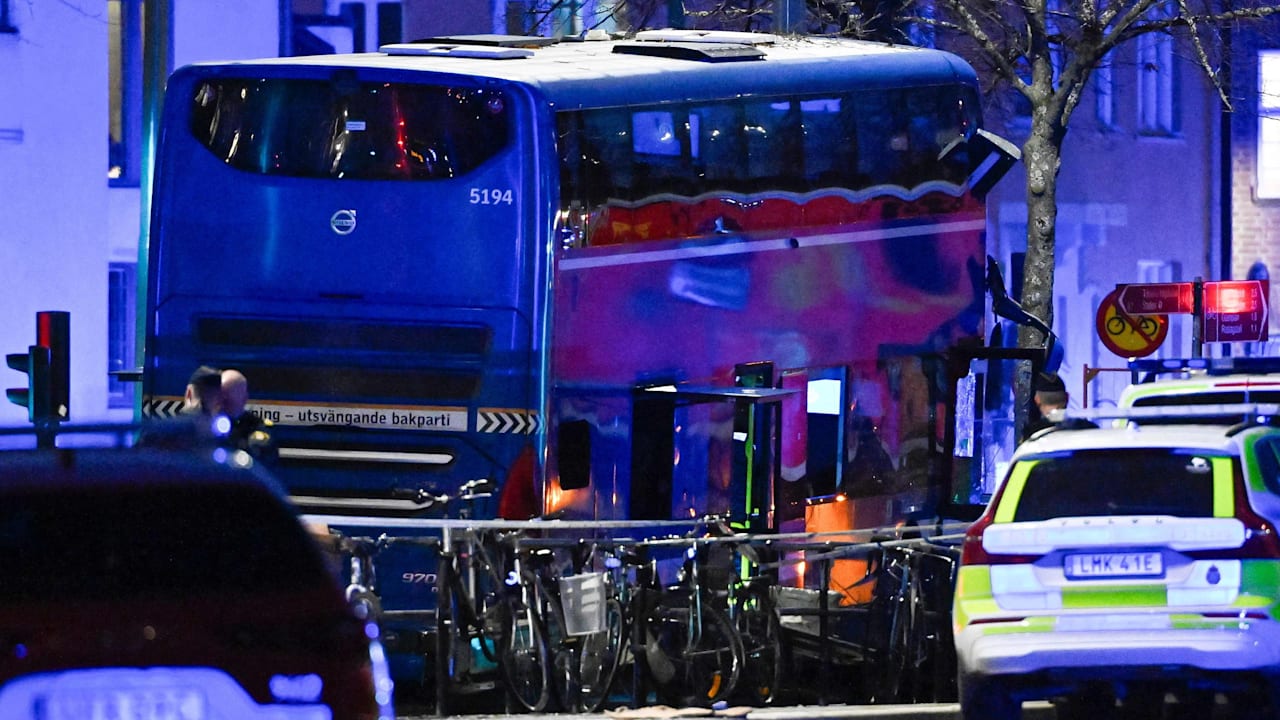 bus-rast-in-haltestelle-mehrere-tote-und-verletzte-in-stockholm.jpg Bus rast in Haltestelle! Mehrere Tote und Verletzte in Stockholm