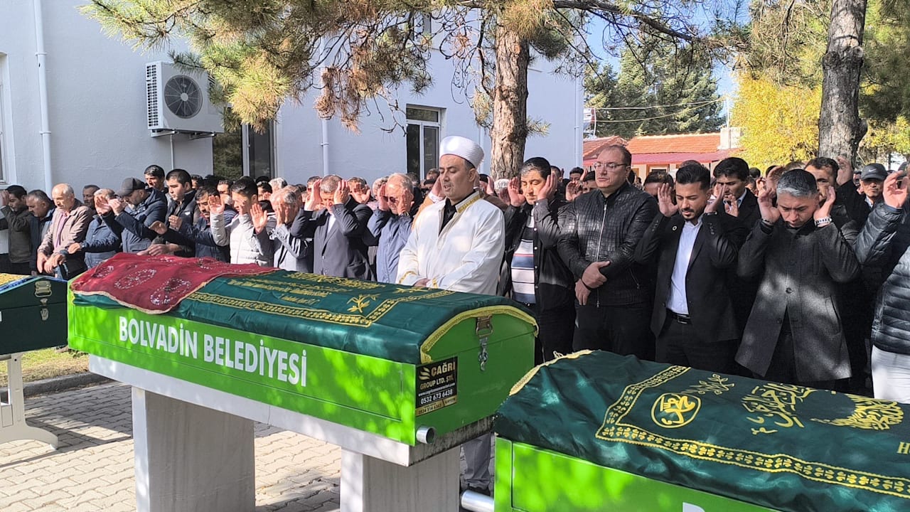 Nach Vergiftung im Urlaub: Mutter und Kinder Seite an Seite beerdigt