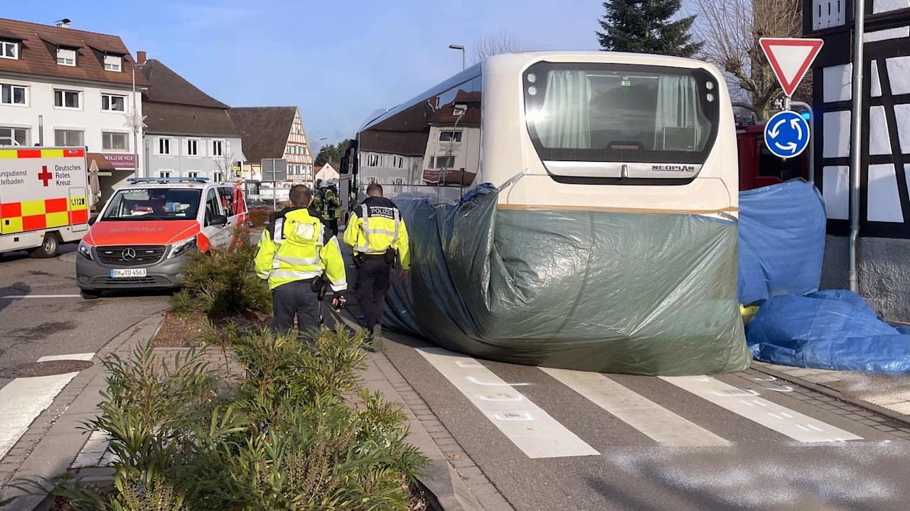 Baden-Württemberg: Schulweg-Unfall! Mädchen von Bus überfahren – tot