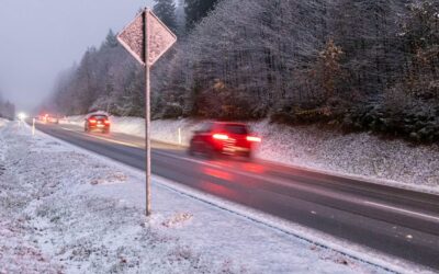 Wetterdienst warnt Autofahrer: Schnee und spiegelglatte Straßen zum Wochenstart