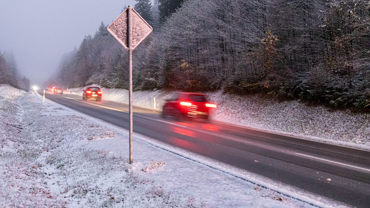 Wetterdienst warnt Autofahrer: Schnee und spiegelglatte Straßen zum Wochenstart