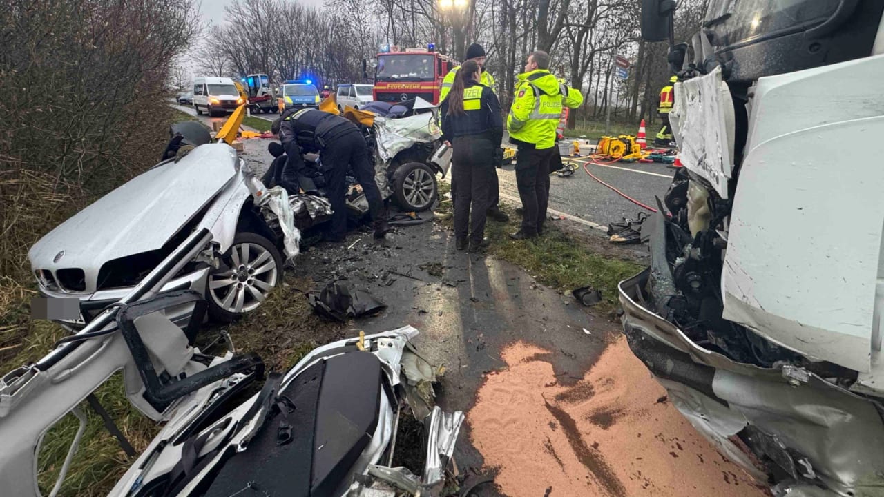 unfall-auf-l111-3-tote-bmw-ueberholt-und-faehrt-in-gegenverkehr.jpg Unfall auf L111: 3 Tote! BMW überholt und fährt in Gegenverkehr