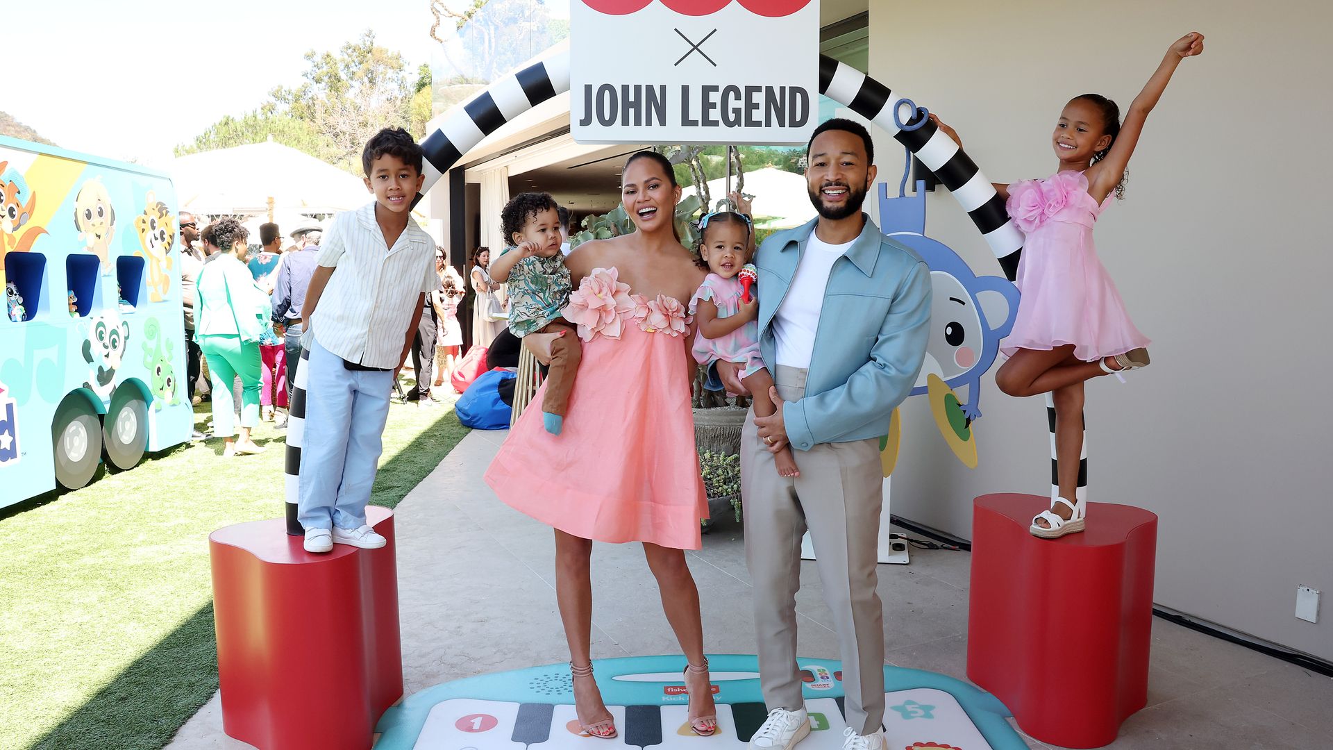 chrissy-teigen-feiert-40-geburtstag-gluecklich-mit-familie.jpg Chrissy Teigen feiert 40. Geburtstag glücklich mit Familie