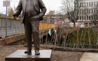 Zentrum für Politische Schönheit: Eine lebensgroße Statue von Walter Lübcke vor dem Konrad-Adenauer-Haus