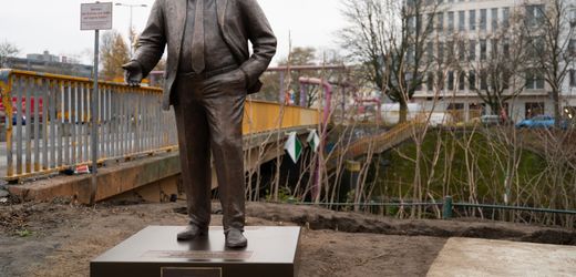 Zentrum für Politische Schönheit: Eine lebensgroße Statue von Walter Lübcke vor dem Konrad-Adenauer-Haus