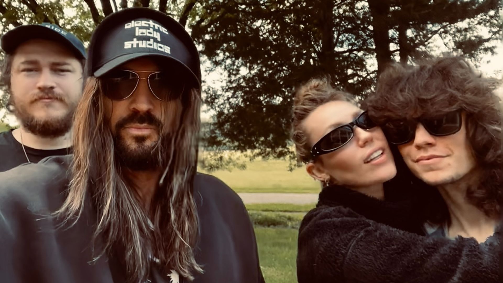 so-suess-freut-sich-papa-billy-ueber-miley-cyrus-verlobung.jpg So süß freut sich Papa Billy über Miley Cyrus‘ Verlobung