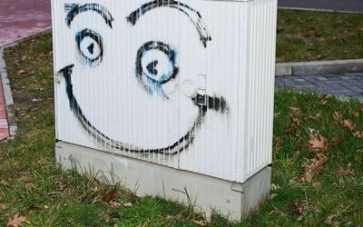 Ostrhauderfehn: Stromkasten Klotzi wird Sehenswürdigkeit und Verfechter der Demokratie