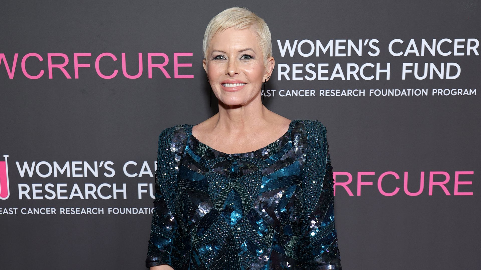 Nicole Eggert feiert Fortschritt im Kampf gegen Krebs