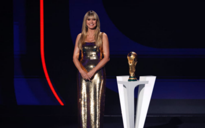Bei WM-Auslosung: Heidi Klum funkelt im goldenen Kleid