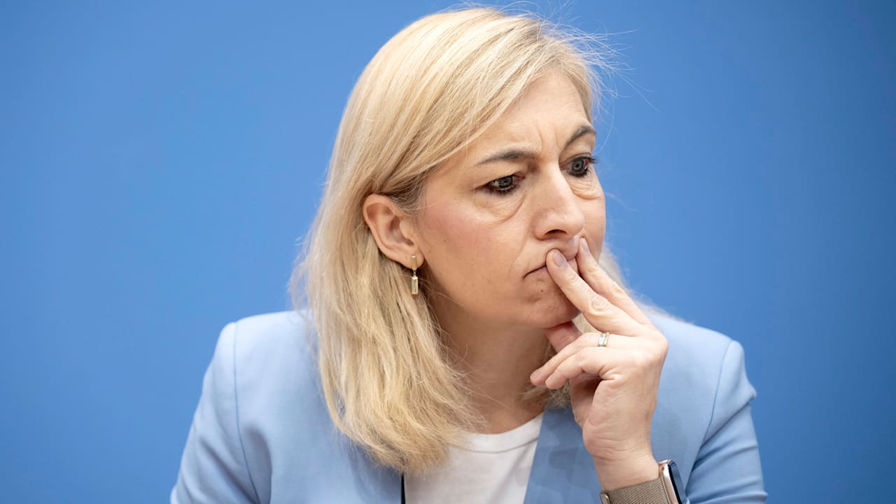 reform-kommission-liefert-nur-blabla-pflege-fiasko-fuer-die-gesundheitsministerin.jpg Reform-Kommission liefert nur Blabla: Pflege-Fiasko für die Gesundheitsministerin!