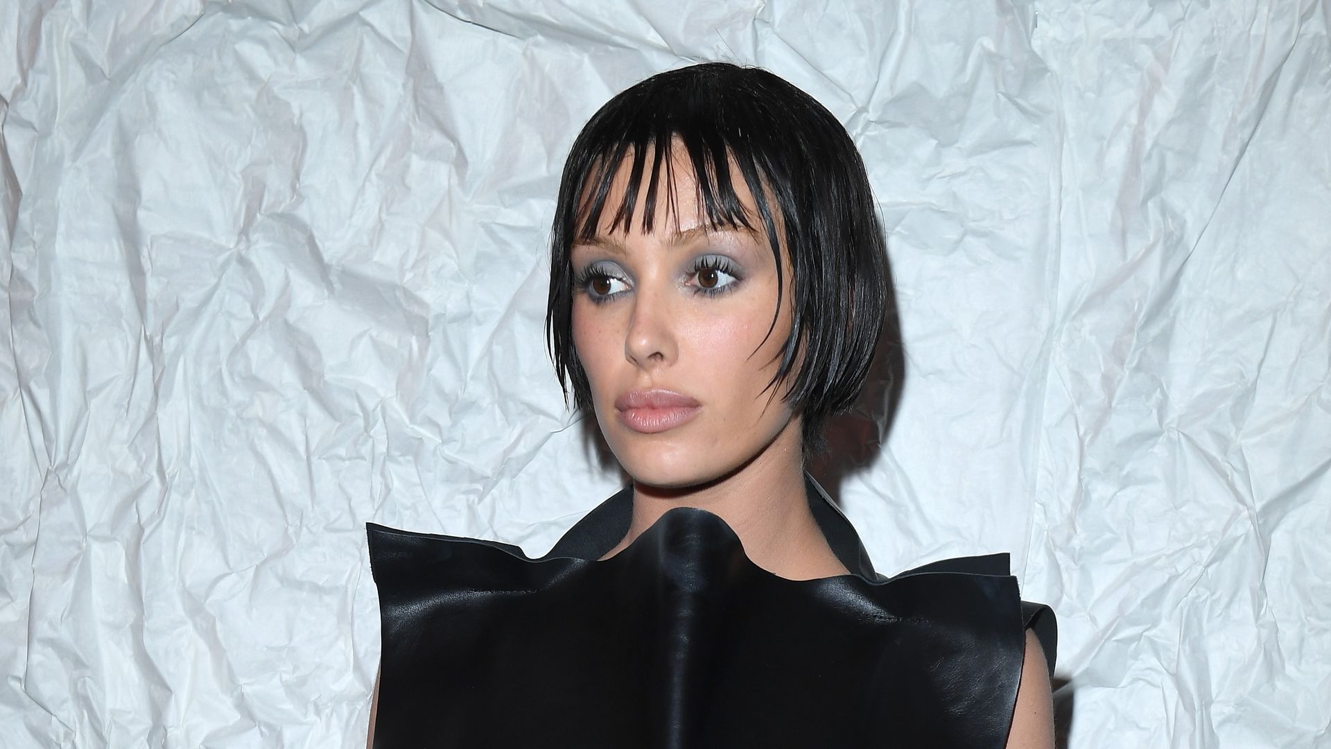 bianca-censori-sorgt-in-ihrem-roten-latex-look-fuer-aufsehen.jpg Bianca Censori sorgt in ihrem roten Latex-Look für Aufsehen