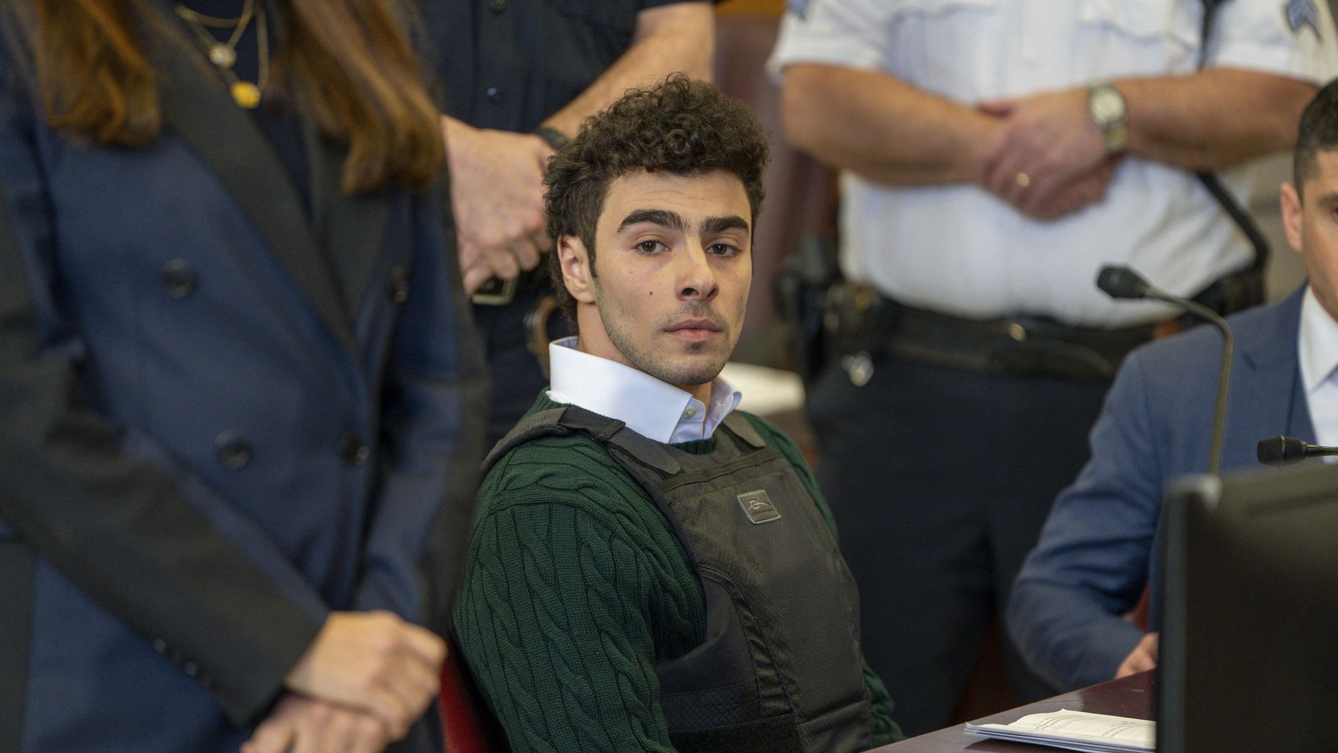 anhoerung-vor-prozess-zeigt-unheimliche-notizen-von-mangione.jpg Anhörung vor Prozess zeigt unheimliche Notizen von Mangione