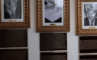 Donald Trump verspottet Joe Biden mit Plakette am Weißen Haus