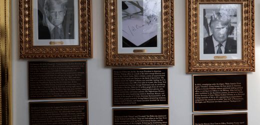 donald-trump-verspottet-joe-biden-mit-plakette-am-weissen-haus.jpg Donald Trump verspottet Joe Biden mit Plakette am Weißen Haus