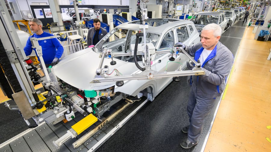 Autoindustrie: Volkswagen sorgt mit „Gehaltsfreeze“ für Unruhe – Mitarbeiter fürchten dauerhaften Lohndruck