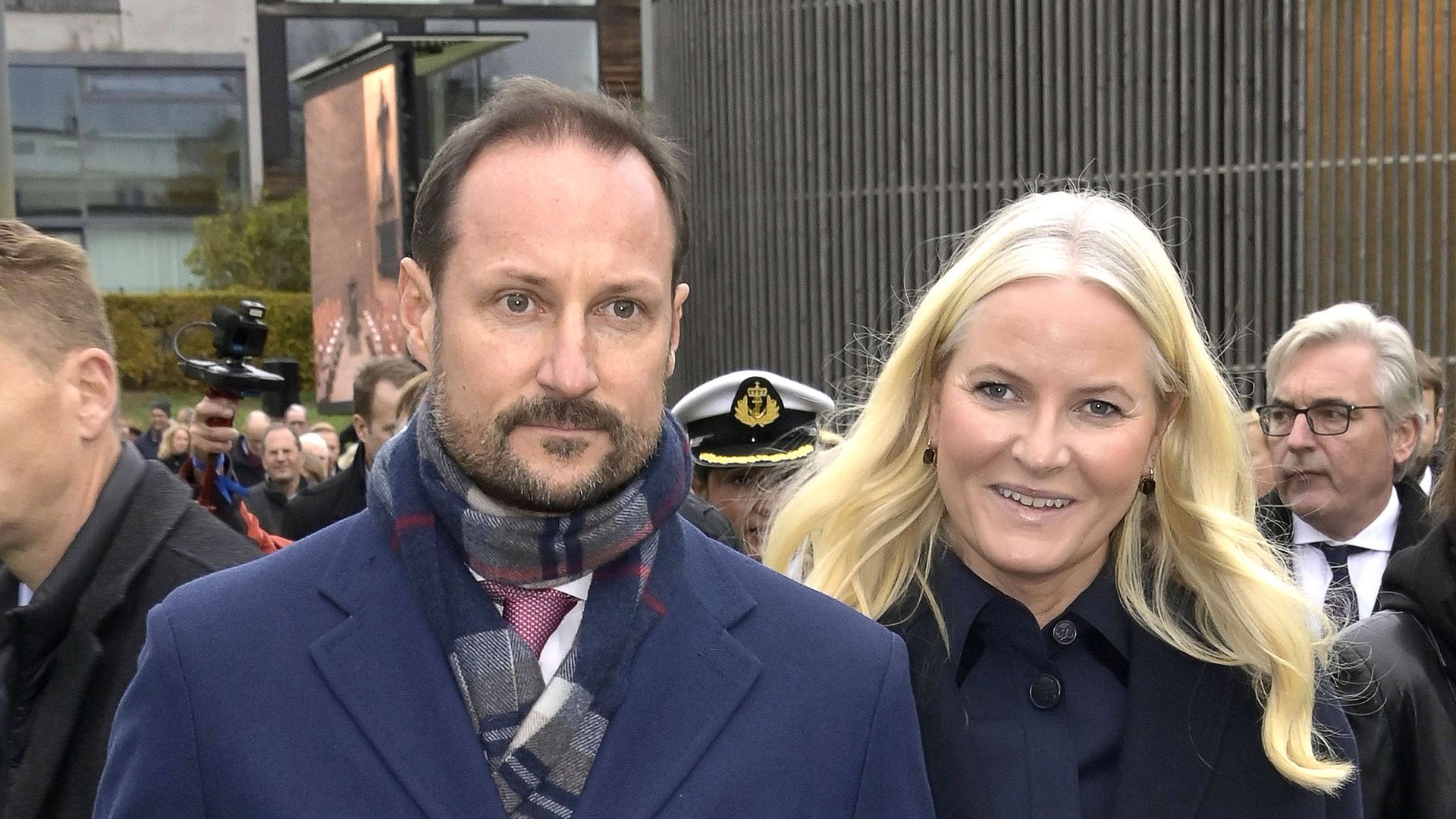 „Brutal“: Prinz Haakon nimmt Mette-Marits Lungenfibrose mit