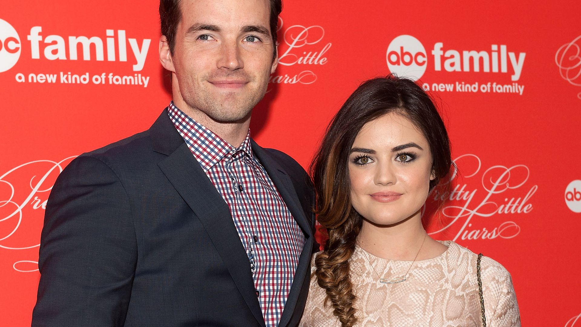 Lucy Hale und Ian Harding drehen romantischen Weihnachtsfilm