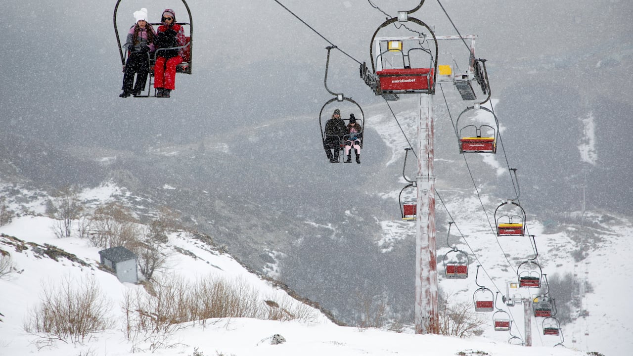 Unglück beim Skifahren: Deutscher fällt aus Sessellift und stirbt