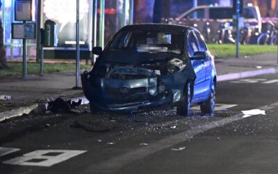 Drei Verletzte in Gießen: Auto rast in Bushaltestelle