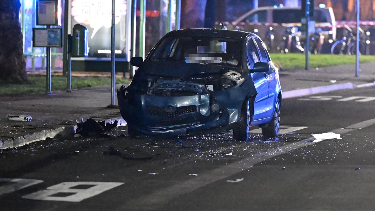 Drei Verletzte in Gießen: Auto rast in Bushaltestelle