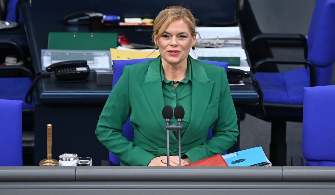 Ungewöhnlicher Weihnachtsgruß: Julia Klöckner sendet Botschaft mit Back-Video