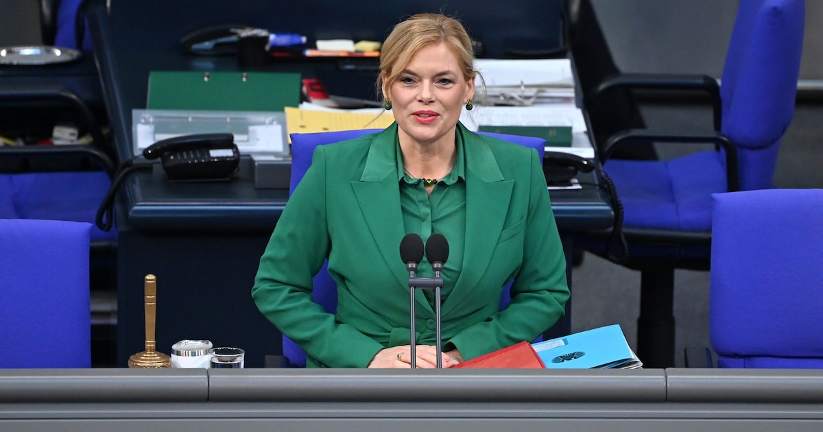 Ungewöhnlicher Weihnachtsgruß: Julia Klöckner sendet Botschaft mit Back-Video