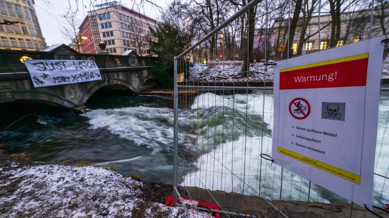 Zoff mit Münchner Behörden: Retter von berühmter Eisbachwelle geben auf