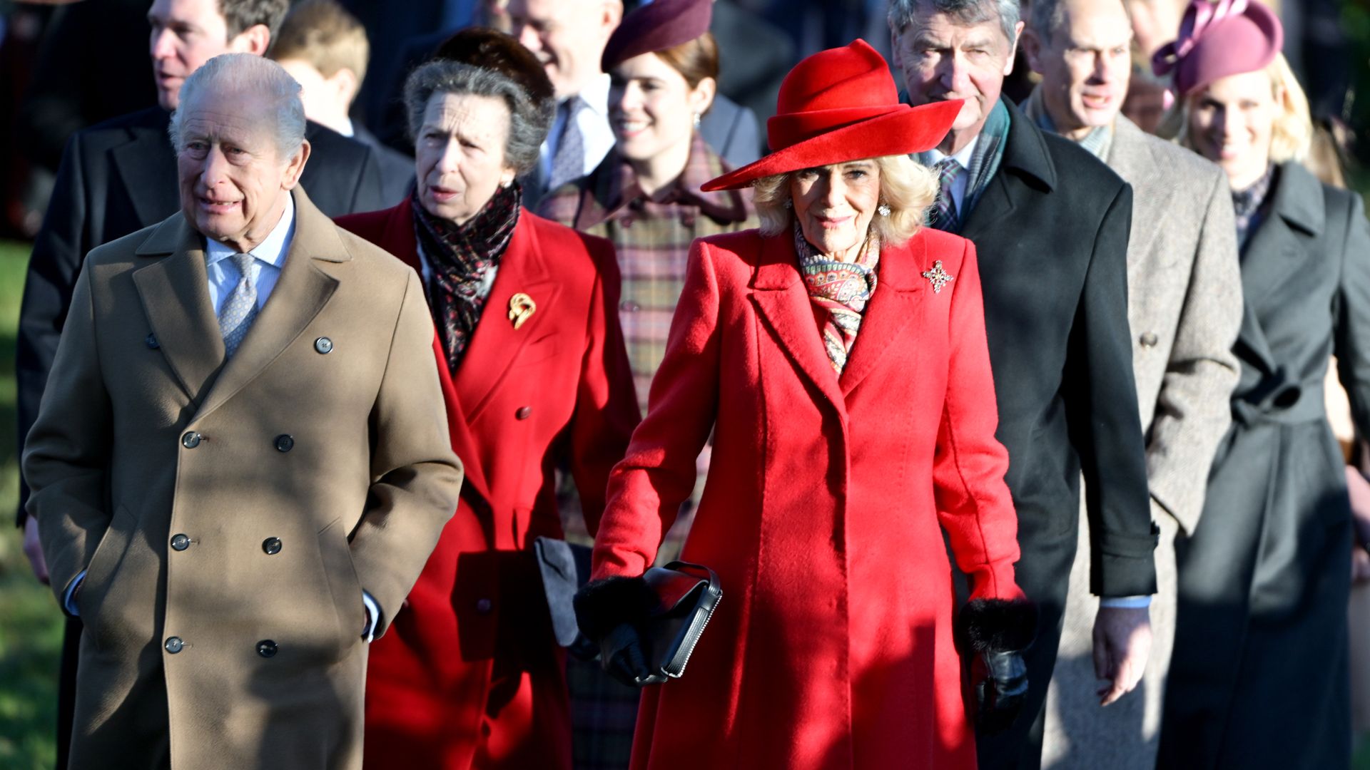 koenigin-camilla-und-anne-zeigen-zusammenhalt-durch-kleidung.jpg Königin Camilla und Anne zeigen Zusammenhalt durch Kleidung