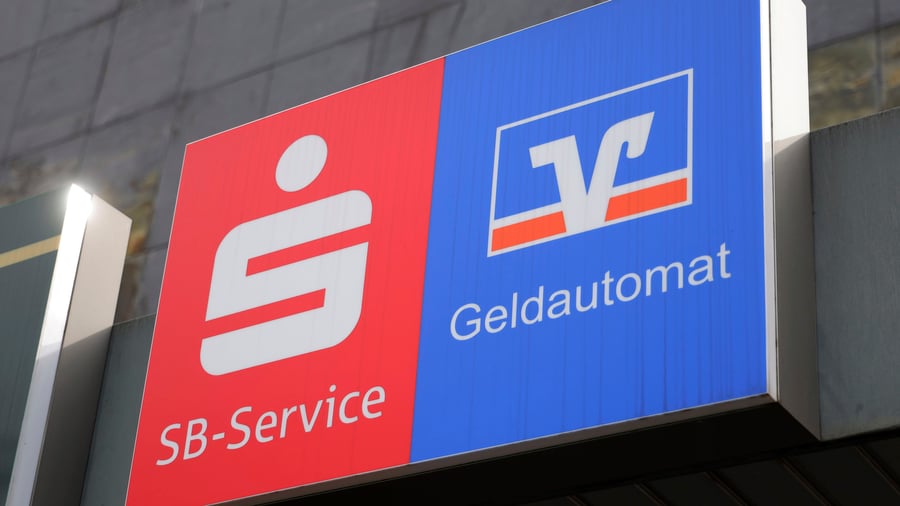 banken-zahl-der-volksbanken-und-sparkassen-sinkt-erstmals-unter-markante-marke.jpg Banken: Zahl der Volksbanken und Sparkassen sinkt erstmals unter markante Marke