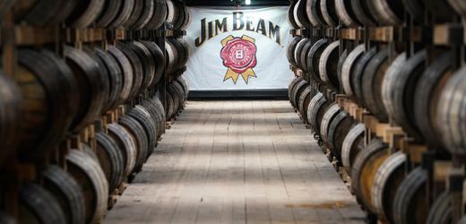 jim-beam-und-jack-daniels-warum-amerikanische-whiskey-firmen-auf-ihrem-bourbon-sitzen-bleiben.jpg Jim Beam und Jack Daniel’s: Warum amerikanische Whiskey-Firmen auf ihrem Bourbon sitzen bleiben
