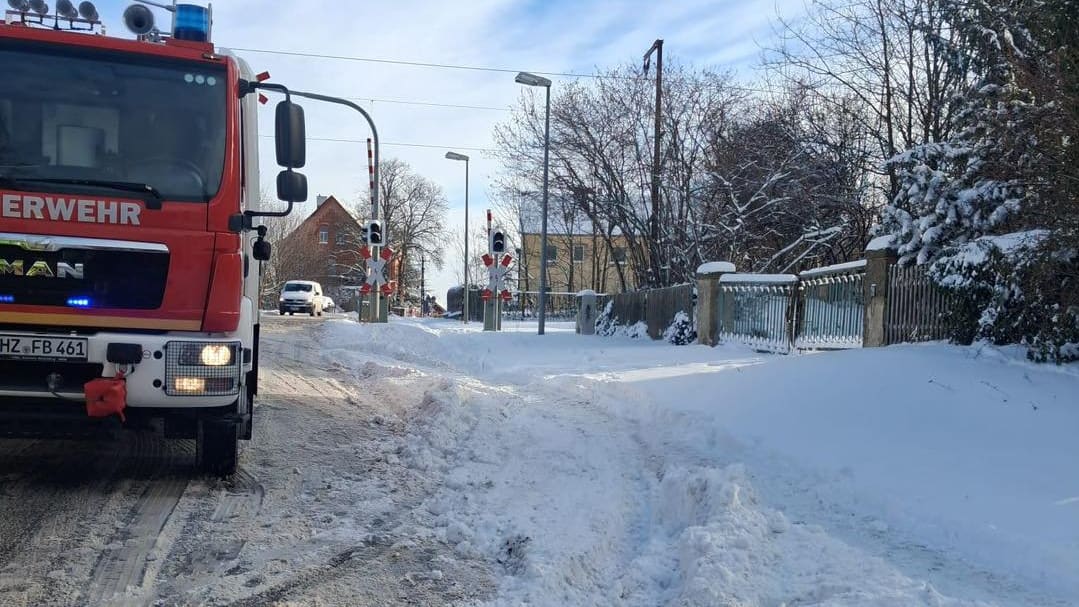 Blankenburg: VW-Fahrer fährt Feuerwehrmann im Einsatz an