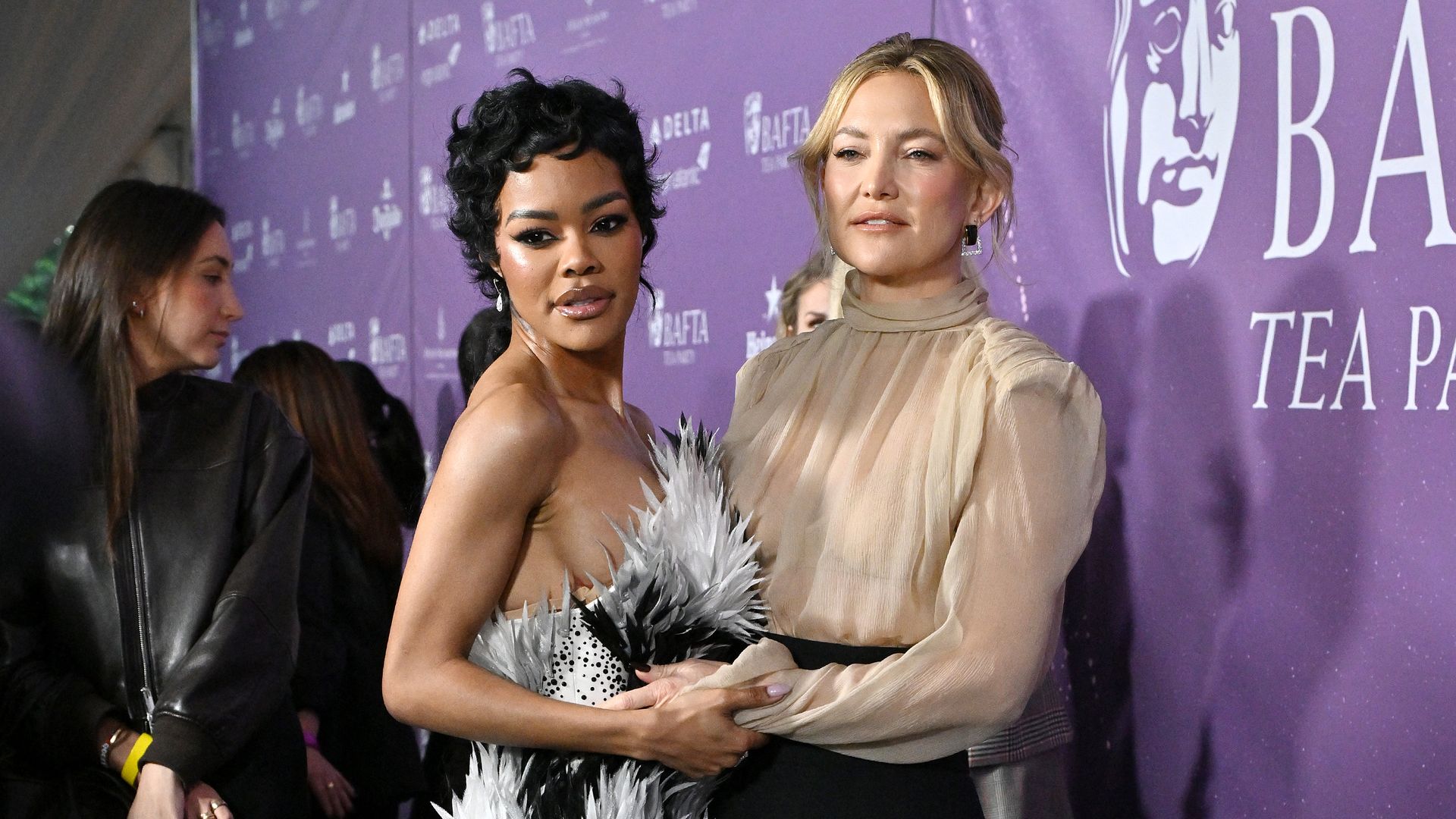 Glitzer und Glam: Hollywood-Stars erobern BAFTA Tea Event