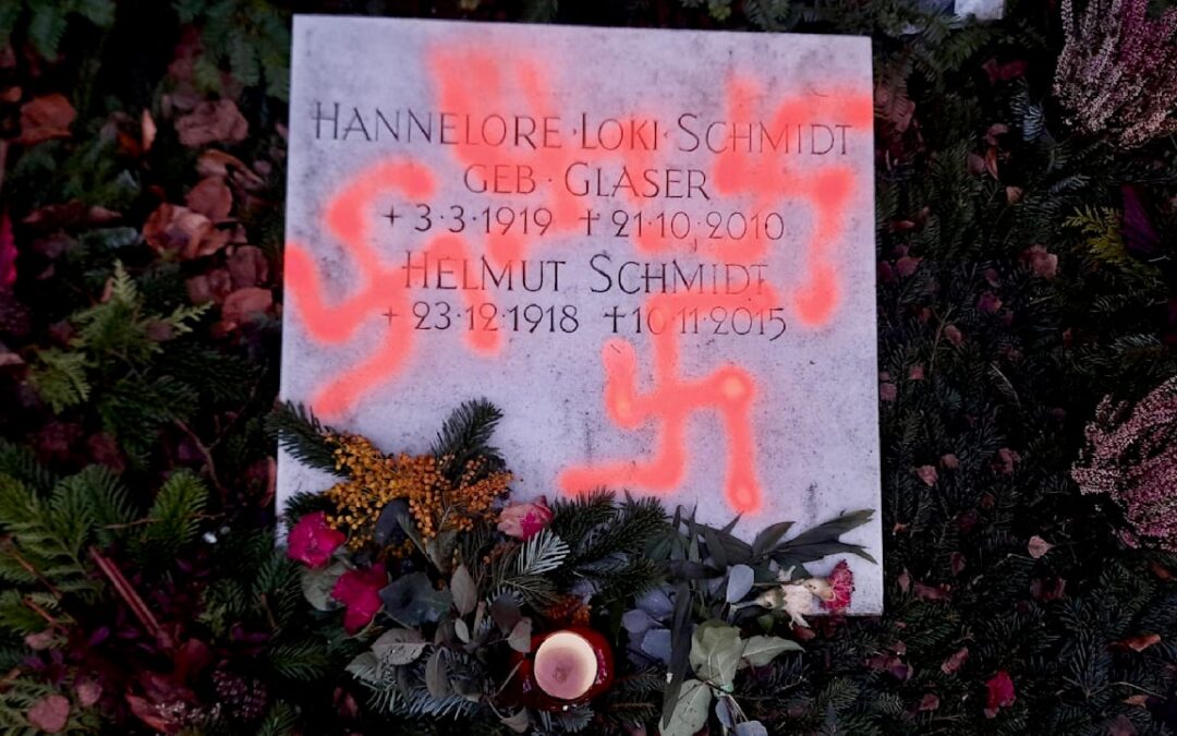 Staatsschutz ermittelt: Helmut Schmidts Grab mit Hakenkreuzen beschmiert
