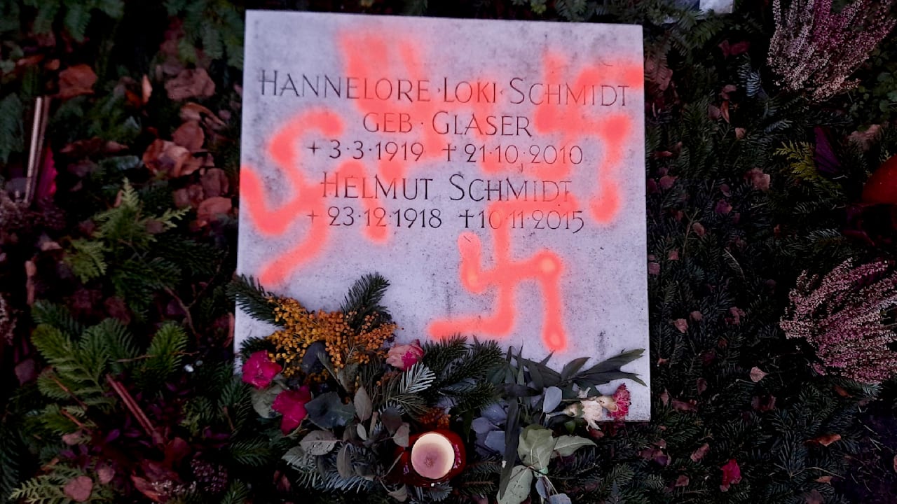 Staatsschutz ermittelt: Helmut Schmidts Grab mit Hakenkreuzen beschmiert