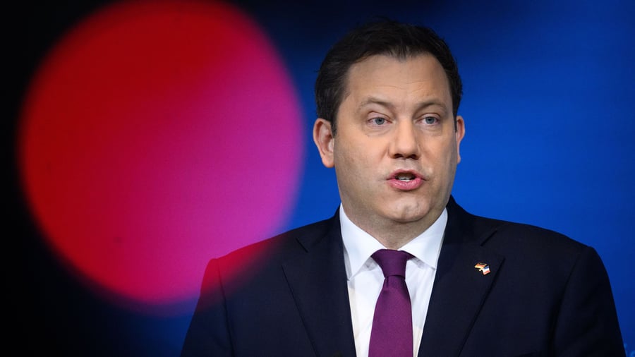 Haushalt 2025: Klingbeils erste Bilanz: Die halbe Investitionsoffensive des Investitionsministers