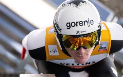 Skiflug-WM in Oberstdorf: Domen Prevc rutschen vor dem Start die Ski die Schanze herunter