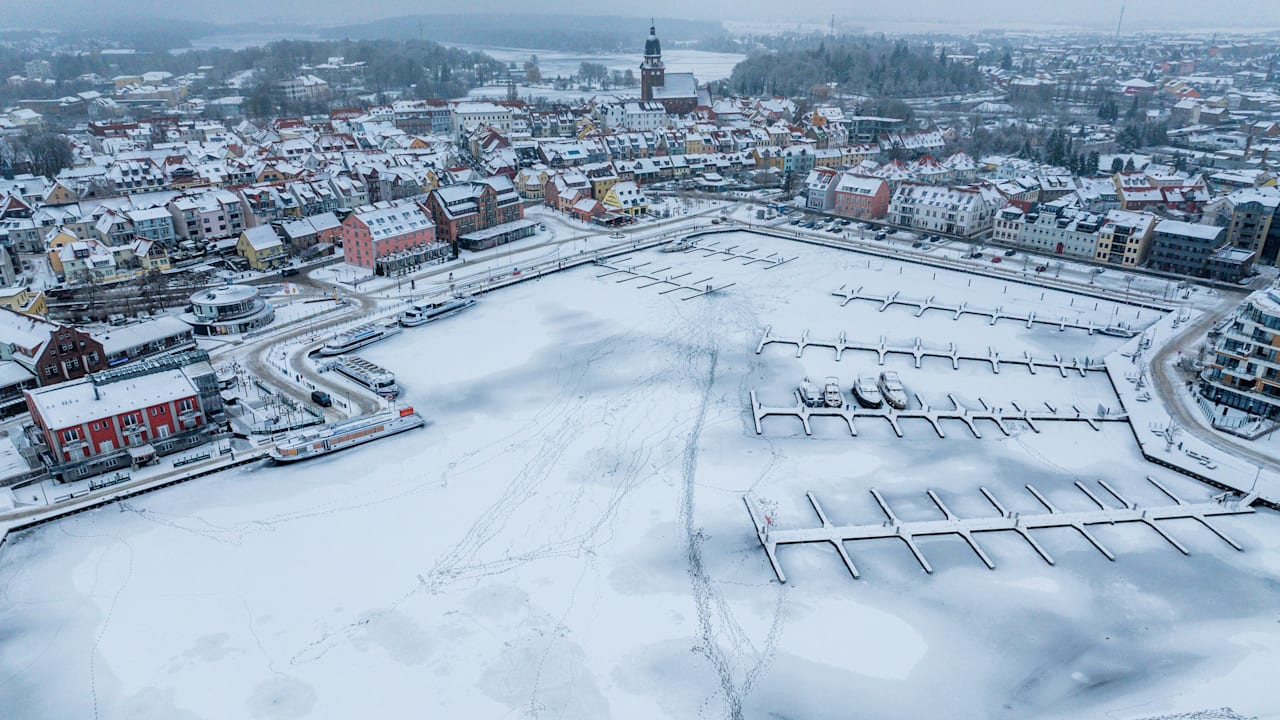 Müritz: Deutschlands größter See zugefroren