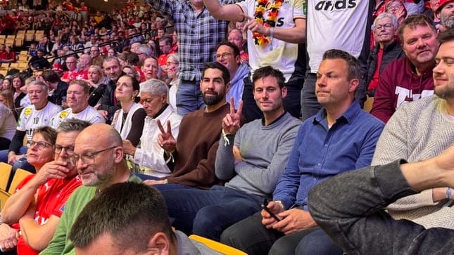 handball-em-handball-legenden-gucken-unser-spiel-die-erkennen-sie-noch-oder.jpg Handball-EM: Handball-Legenden gucken unser Spiel: DIE erkennen Sie noch, oder?